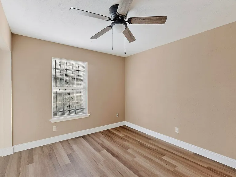 Unfurnished room featuring light wood-style flooring and a ceiling fan