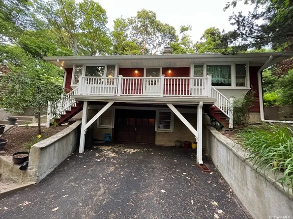 328 Oakleigh Ave, Calverton, NY 11933