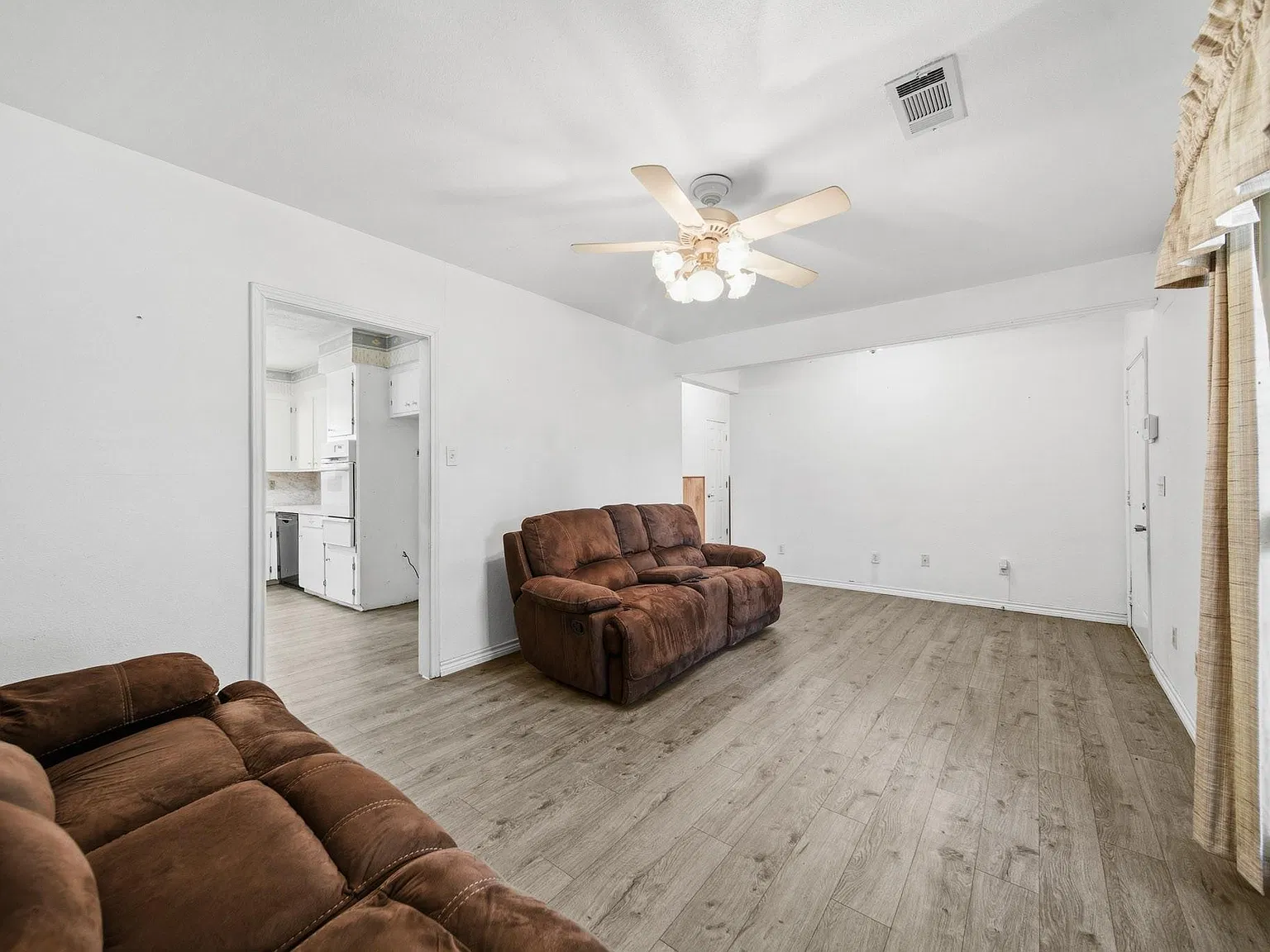 3 bed, 2.0 bath, 1417 sqft, $1,900 — Photo 2