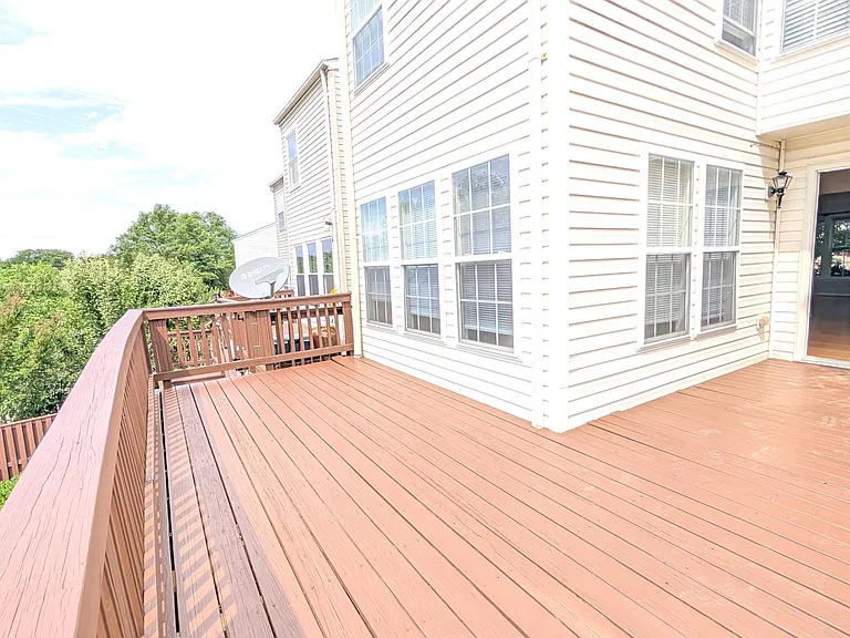 211 Shirley Sq SE — Photo 35