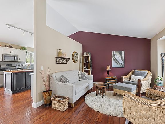 4th image of 932 Deer Field Rd