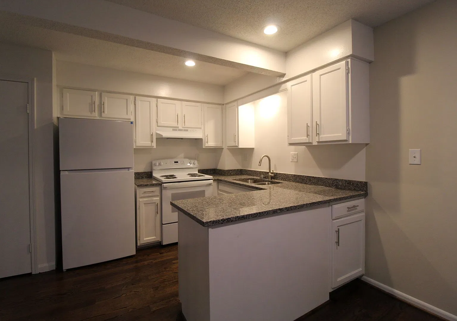 Updated 2 Bedroom 1.5 Bath Duplex In Olathe — Photo 3
