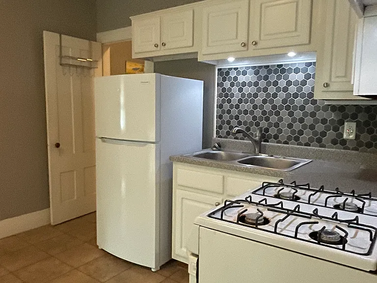 Eat-in kitchen. Gas stove.