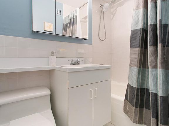4th image of 420 E 72nd Street 9f #9F