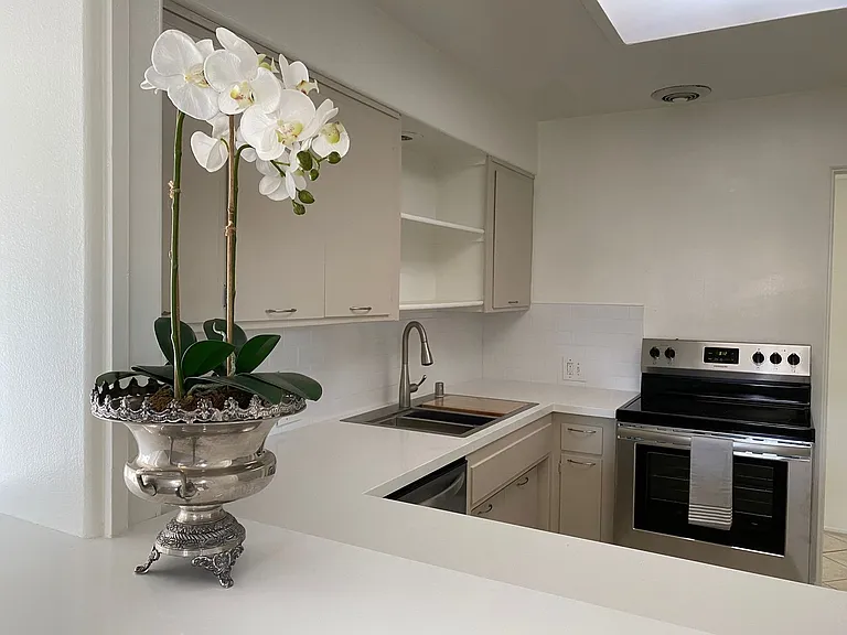 285 W California Blvd — Photo 16