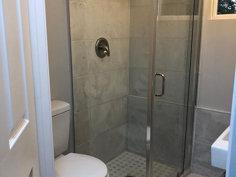 Unit B bathroom