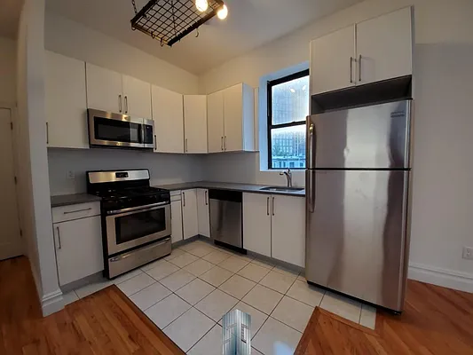 Rented by Skyline Group Real Estate | media 8