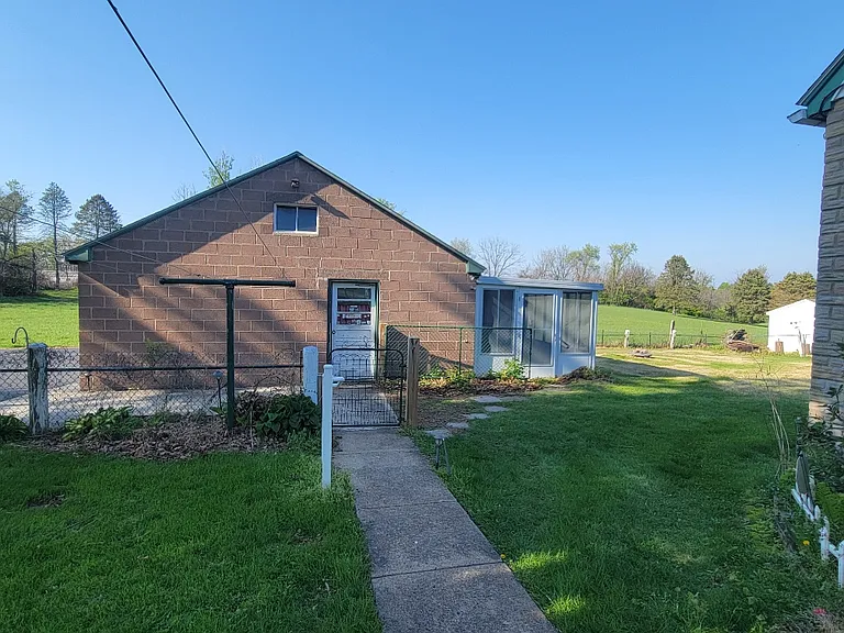 848 Stone Hill Rd — Photo 1