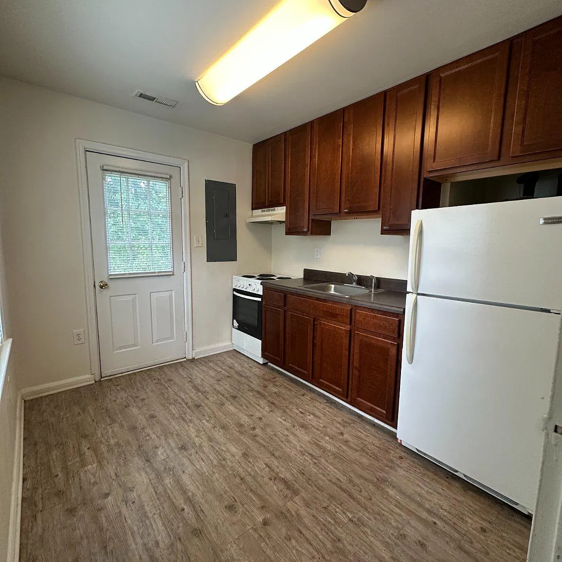 2 bed, 1.0 bath, $1,300 — Photo 3
