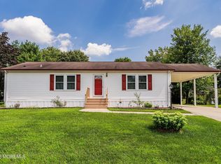 12 Copperfield Dr, Cream Ridge, NJ 08514