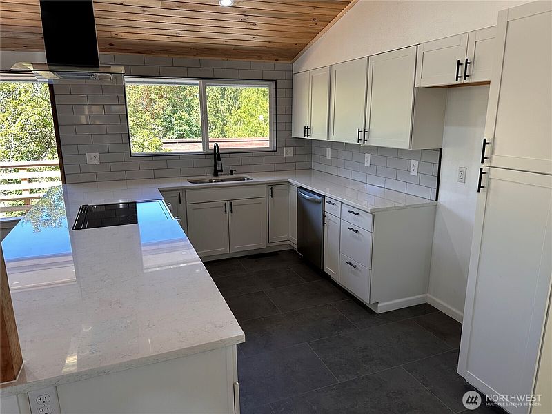 5th image of 3219 Halverson Avenue