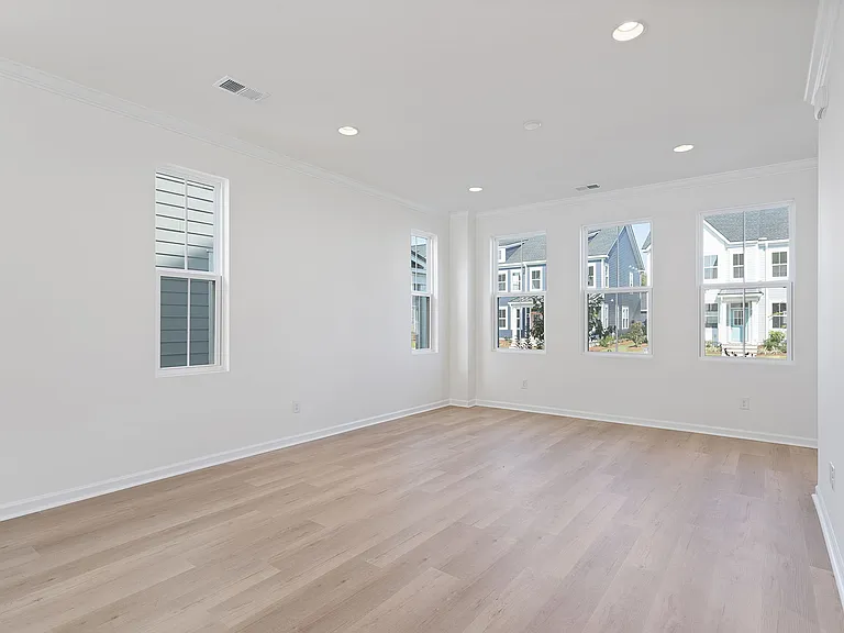 619 Southview Ln — Photo 11