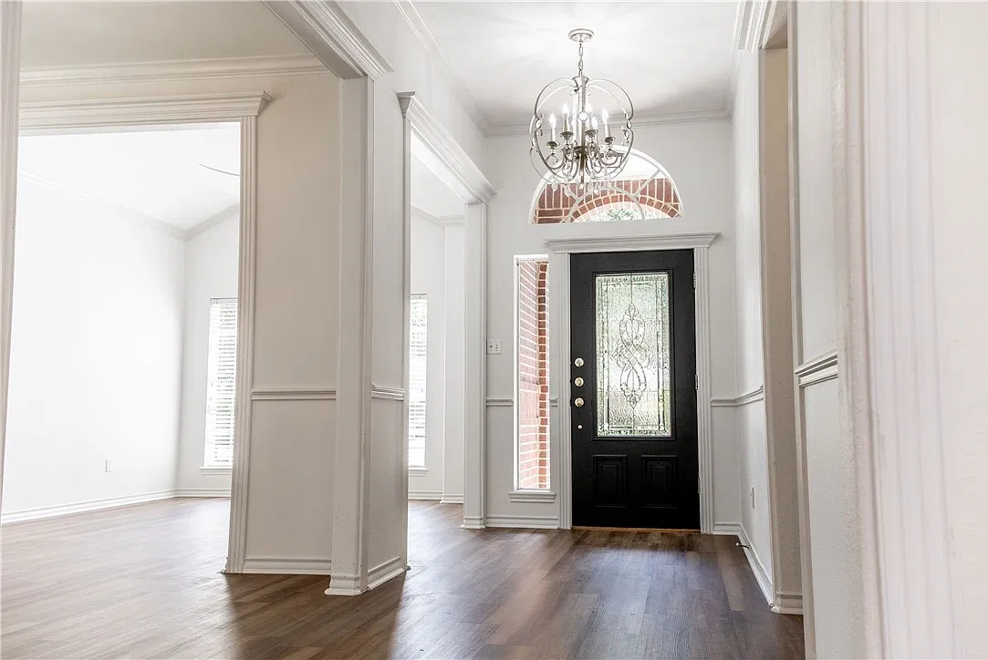 3 bed, 2.5 bath, 2326 sqft, $2,495 — Photo 3
