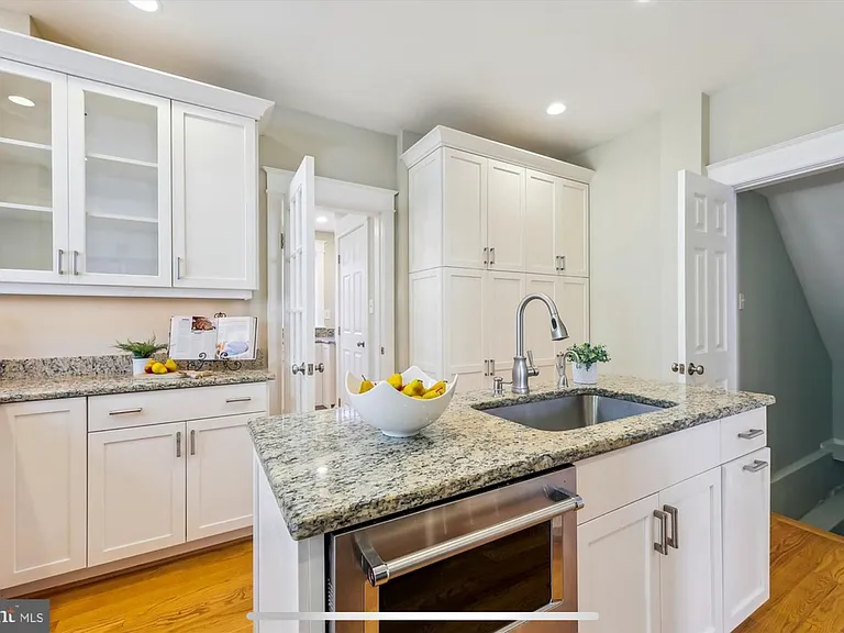 4451 Macarthur Blvd NW — Photo 13