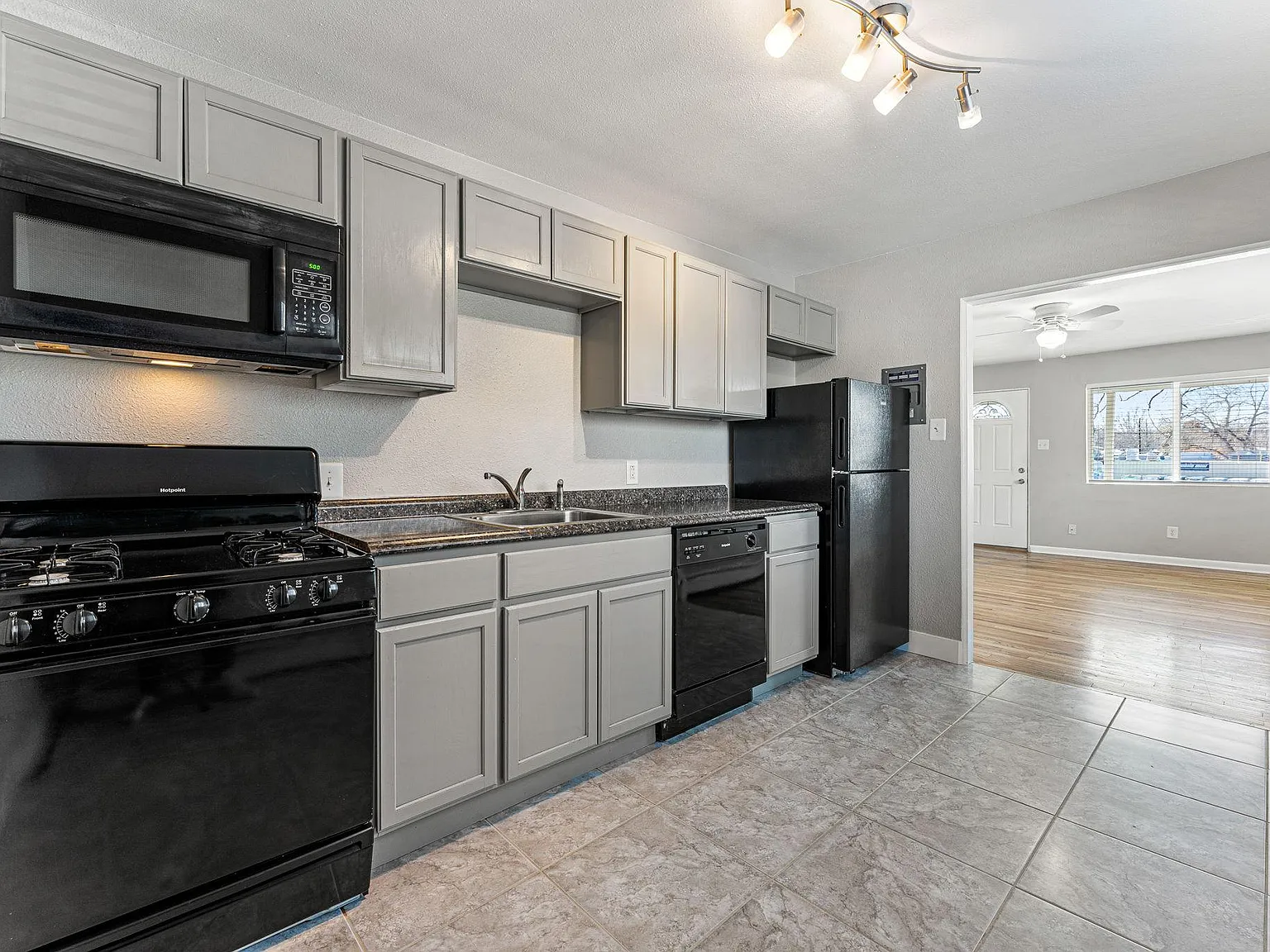 2 bed, 800 sqft, $1,400 — Photo 2