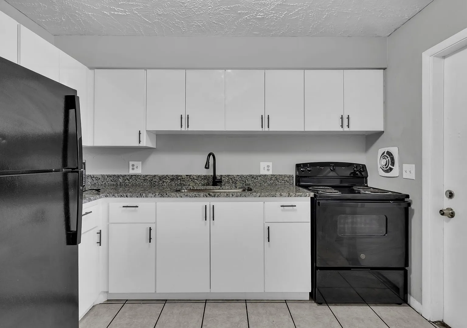 1 Bed / 1 Bath Updated Kitchen and Bathroom price reduced to $1,050/month (Water Included) — Photo 3