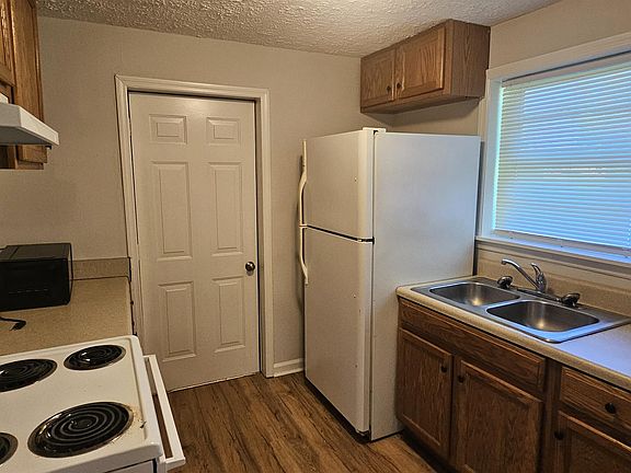 5th image of 615 Carver Ave #1