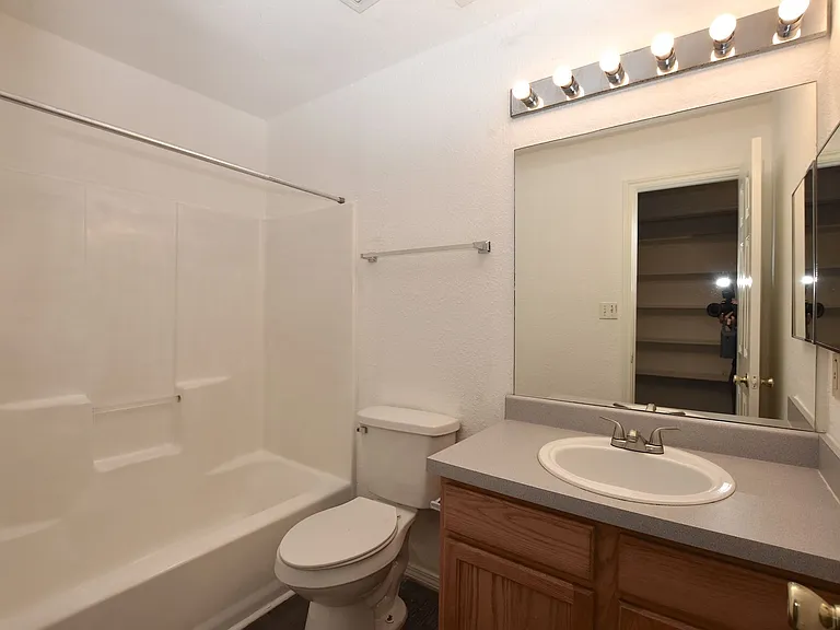 921-923 Sagewood Trl — Photo 12
