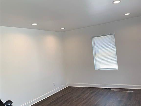 3rd image of 616 Morse Ave