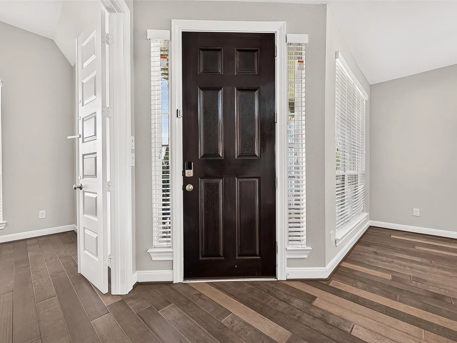 4 bed, 3.5 bath, 3066 sqft, $3,700 — Photo 3