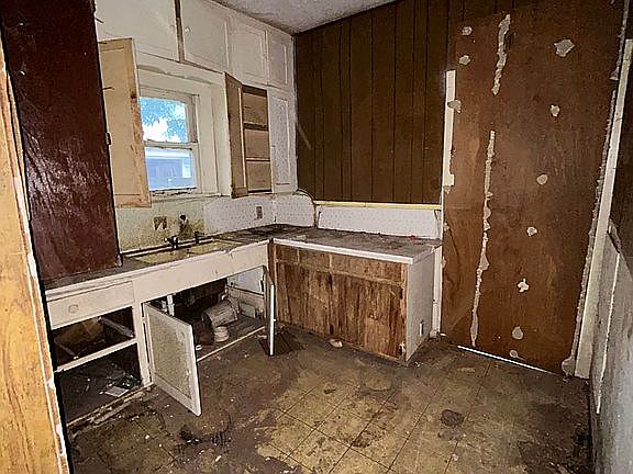 4th image of 2211 Yale Ave