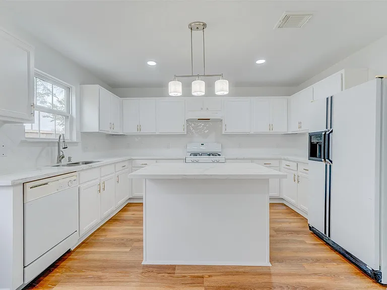 3211 Legends Hill Ct — Photo 6