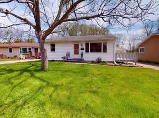 2915 Meadowbrook Dr, Clinton, IA 52732