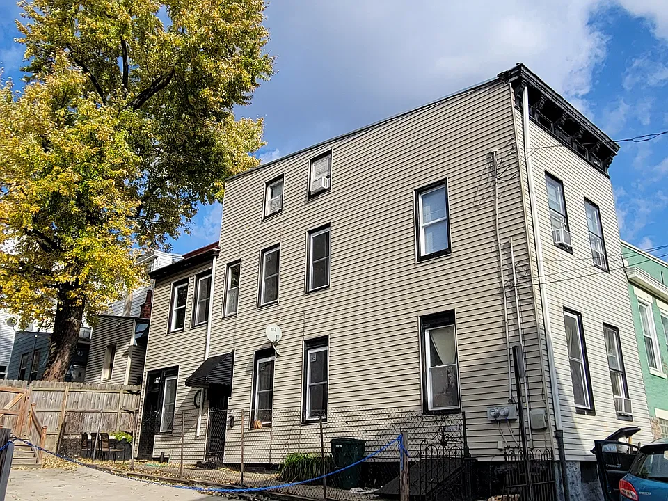 4 Fox St