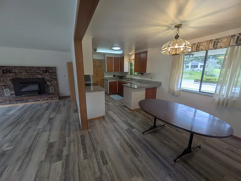 2421 Hastings Ave W — Photo 5