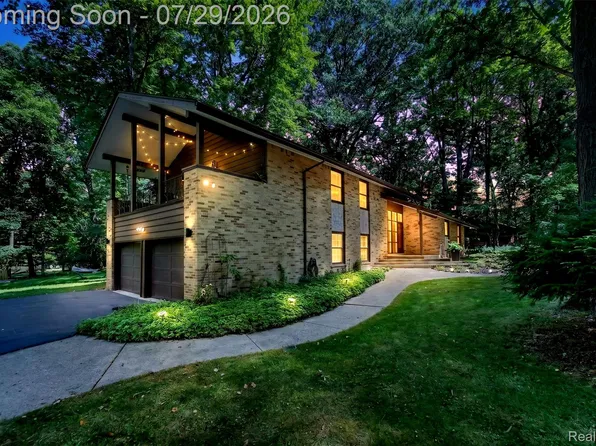 7388 Lindenmere Dr, Bloomfield Hills, MI 48301