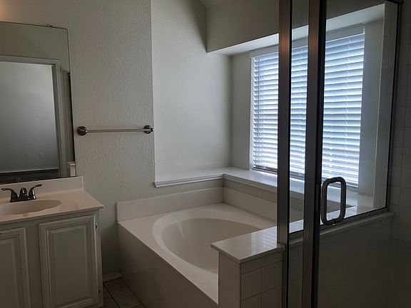 5th image of 3841 Rolling Hills Dr