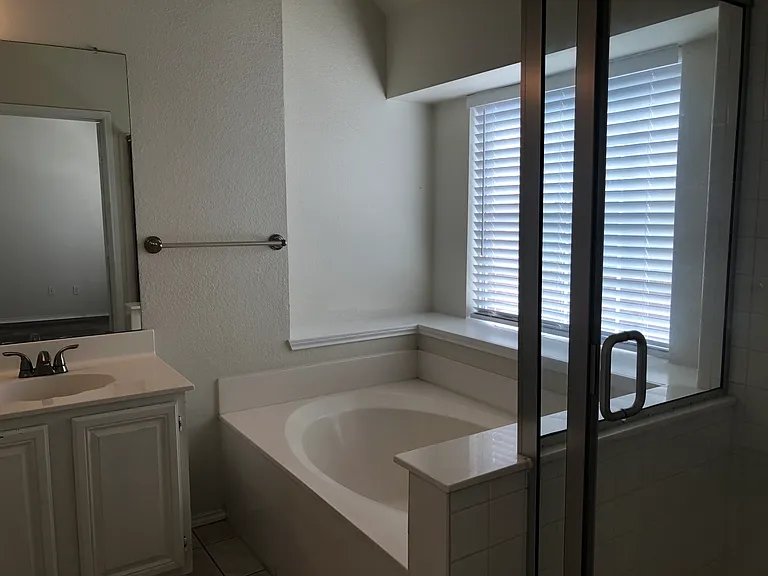 3841 Rolling Hills Dr — Photo 5