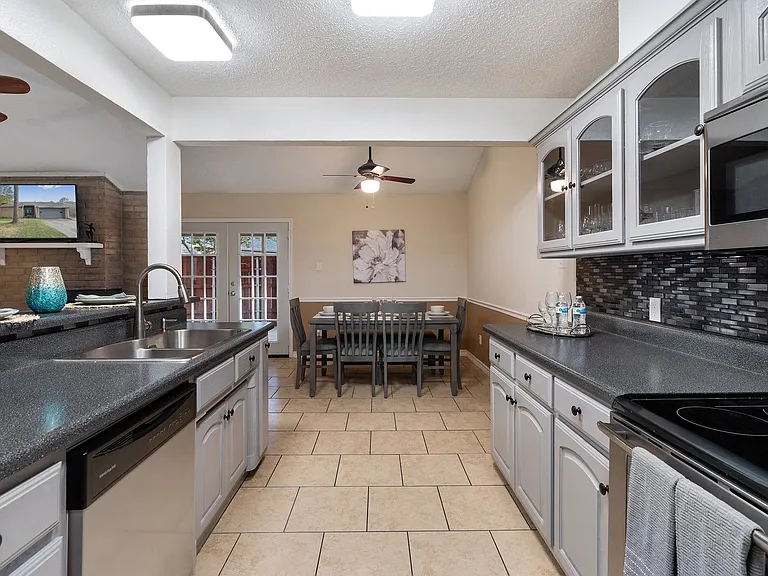 2403 N Carrier Pkwy — Photo 15