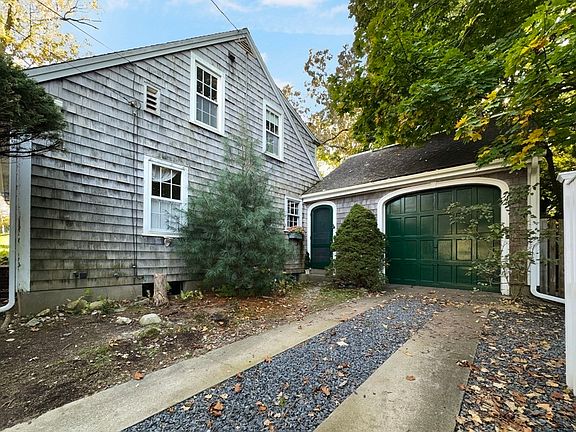 3rd image of 265 Sandwich St