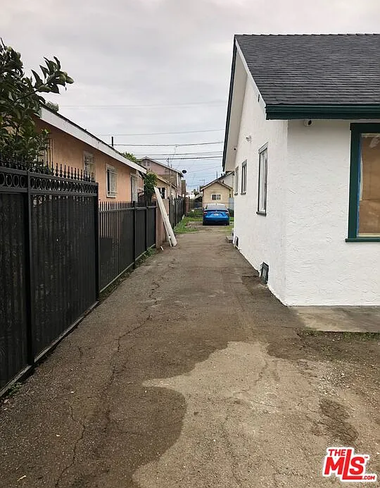 3 bed, 2.0 bath, 996 sqft, $3,850 — Photo 4
