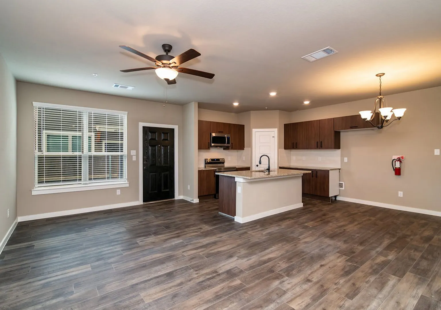 Available Now! Gorgeous 2 Bedroom Four Plex Located In Midlothian Isd! — Photo 3