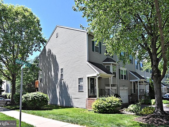 3rd image of 601 Brentwood Ct