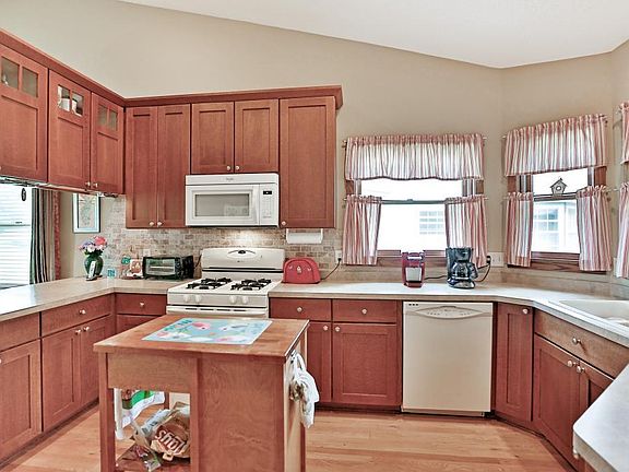 4th image of 2161 Woodlynn Ave E