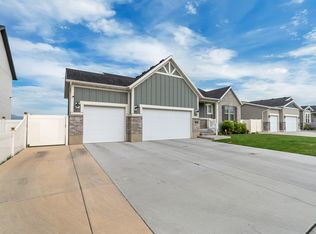 8061 S Oakridge Park Dr, West Jordan, UT 84081
