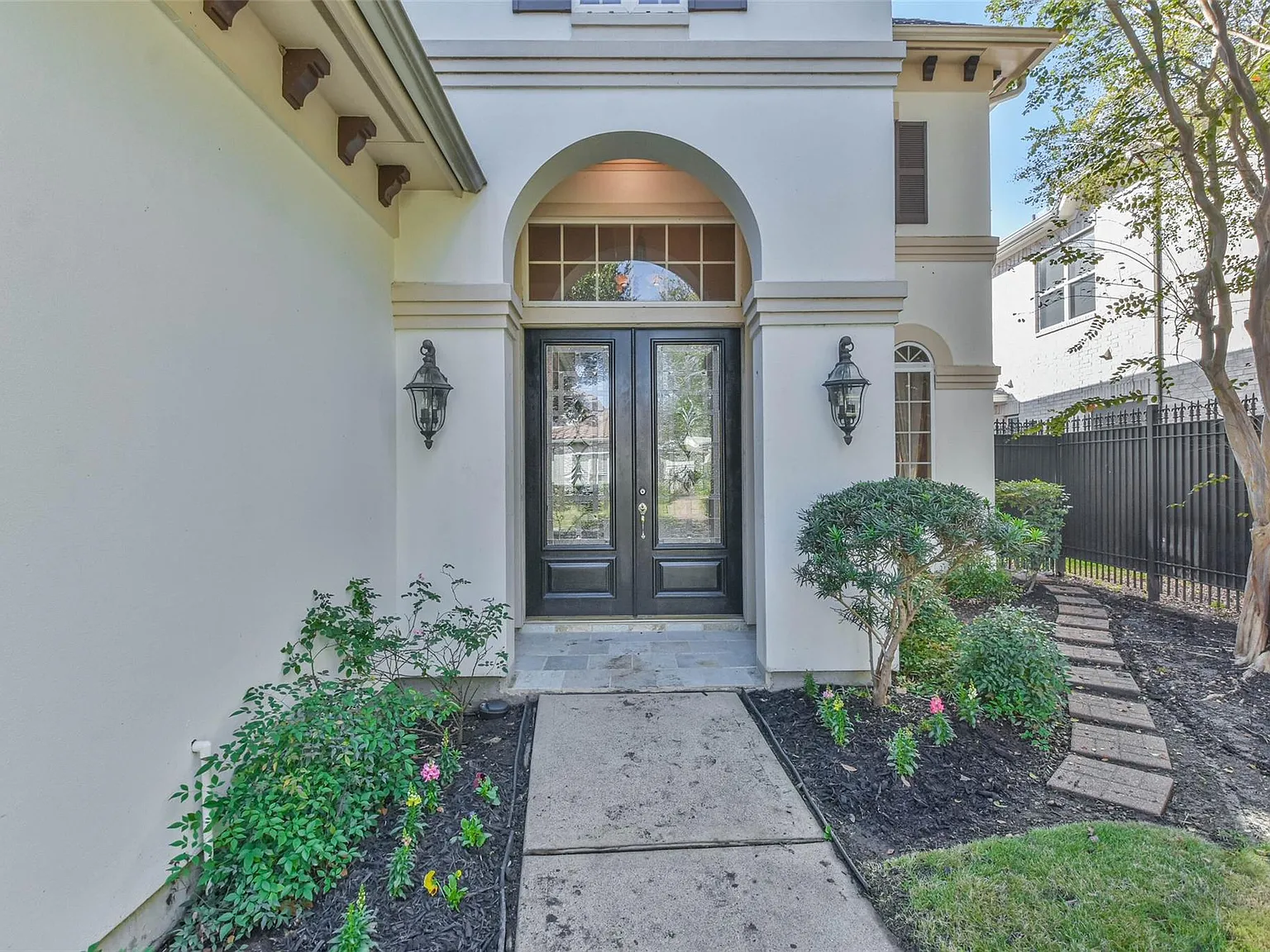 6 bed, 5.5 bath, 5887 sqft, $9,000 — Photo 2