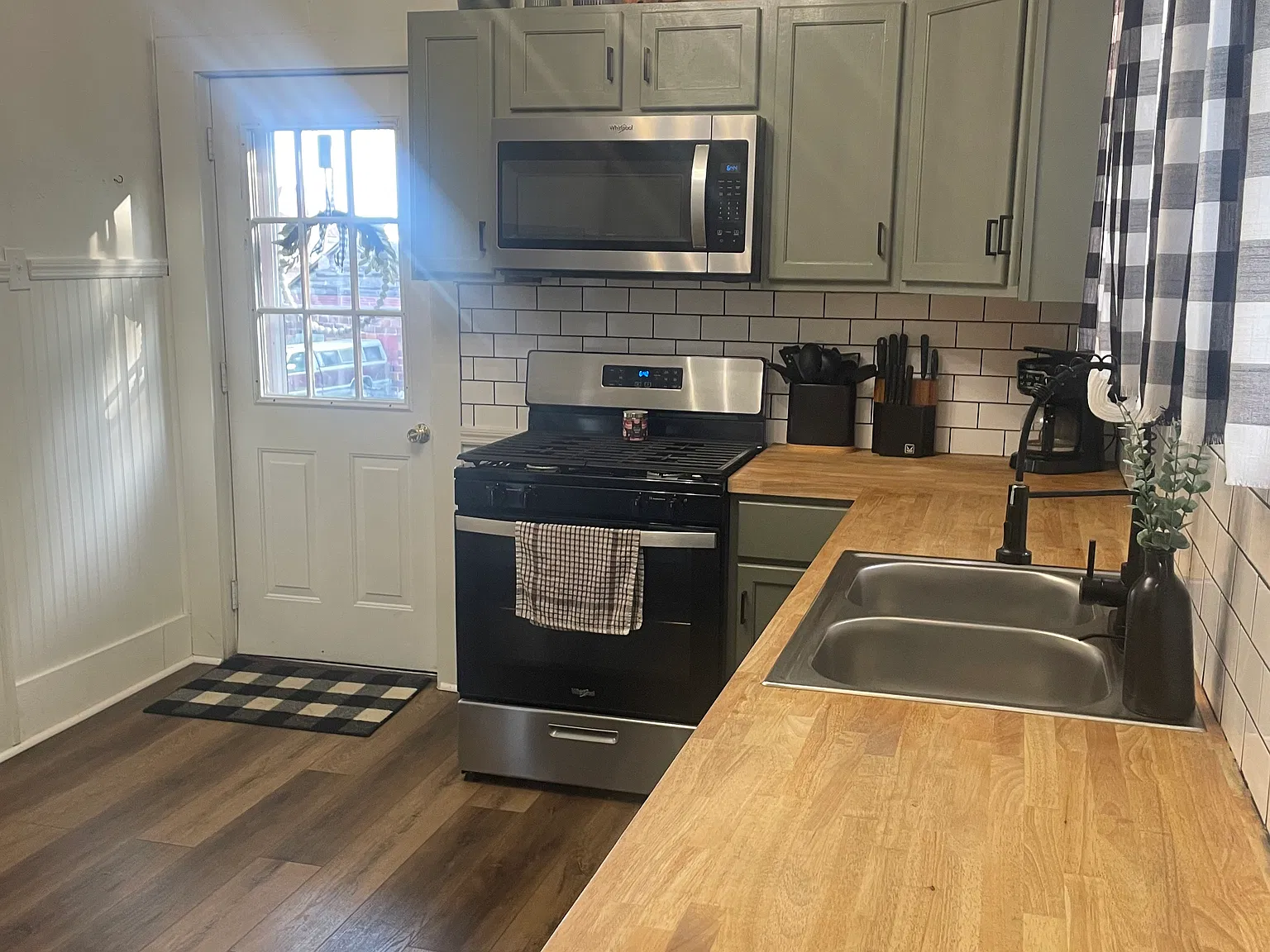 3 bed, 1.5 bath, 1644 sqft, $1,300 — Photo 2