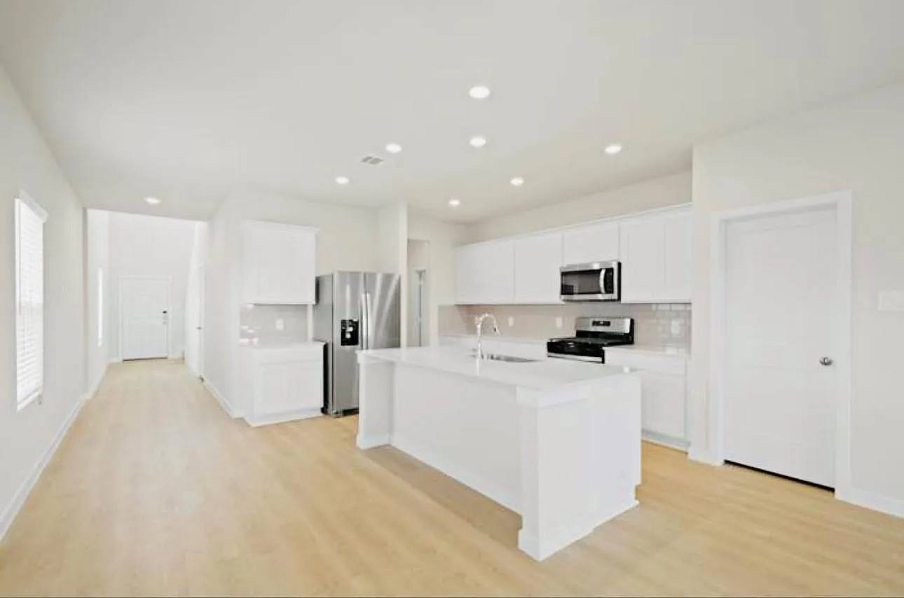 5 bed, 3.0 bath, 2439 sqft, $2,700 — Photo 4