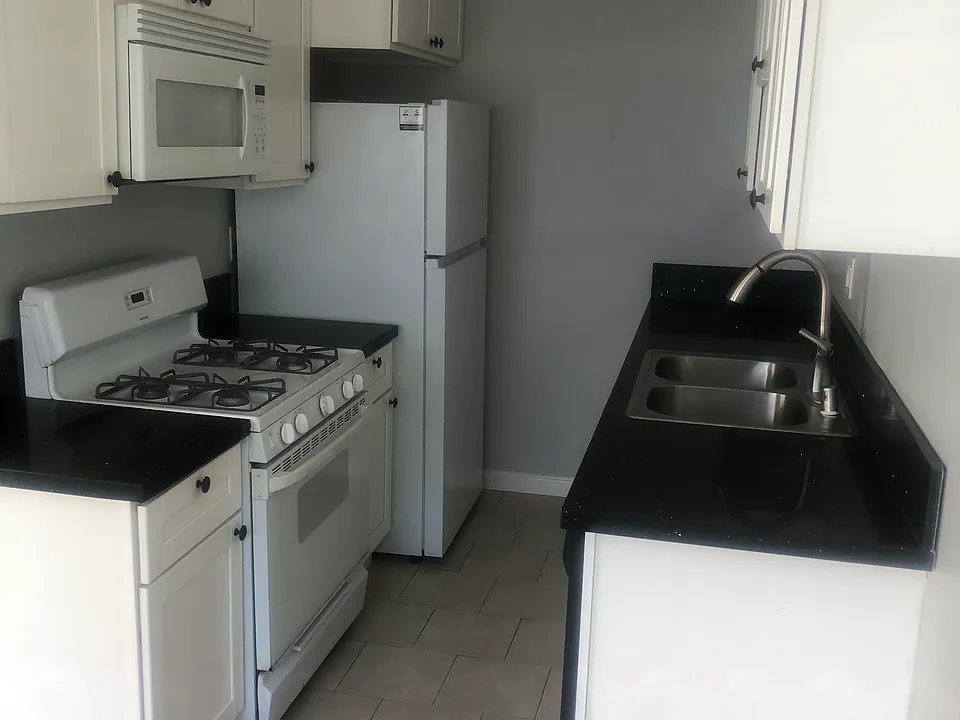 1633 S Bundy Dr #19