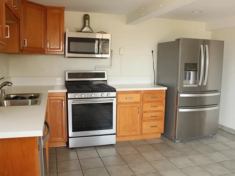 1562 Linwood St — Photo 5