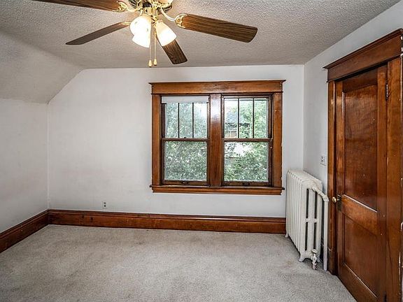 5th image of 215 Cretin Ave N