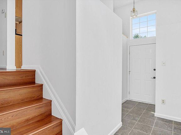 3rd image of 5627 Queen Anne Ct