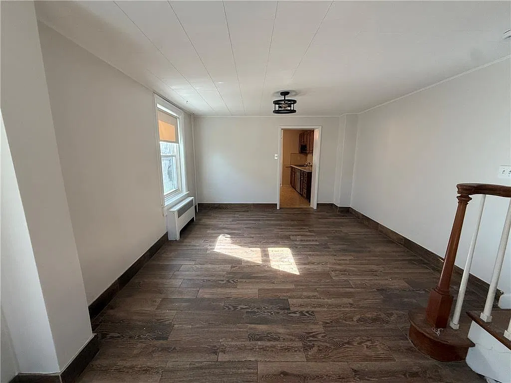 3 bed, 1.0 bath, 1399 sqft, $1,900 — Photo 3