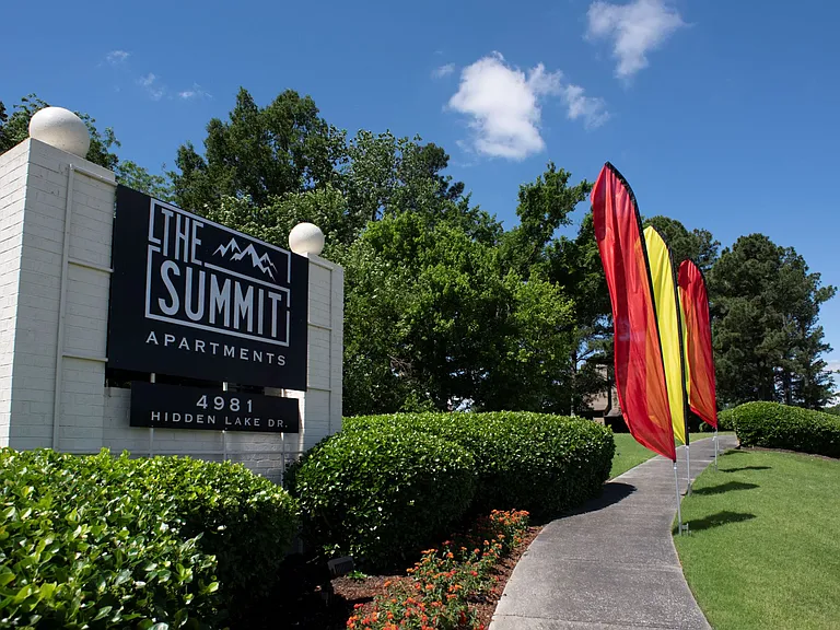 The Summit Apartments — Photo 28