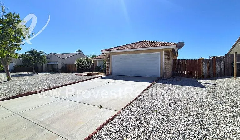 13105 Bennington Dr — Photo 2
