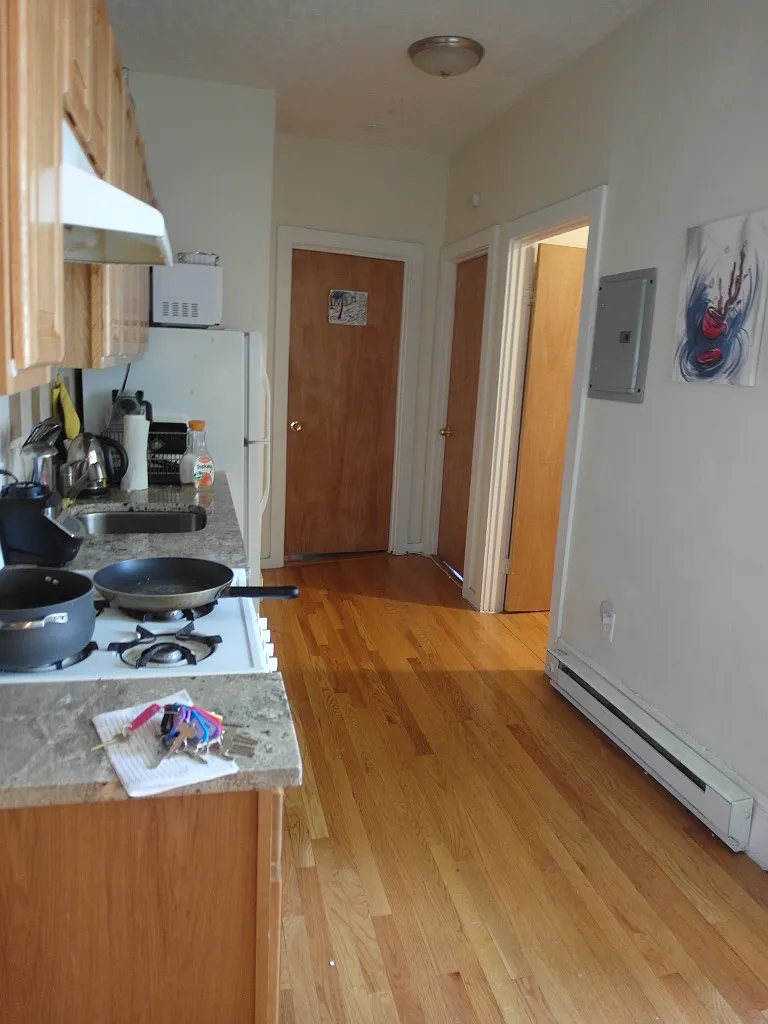 3 bed, 999 sqft, $4,200 — Photo 3